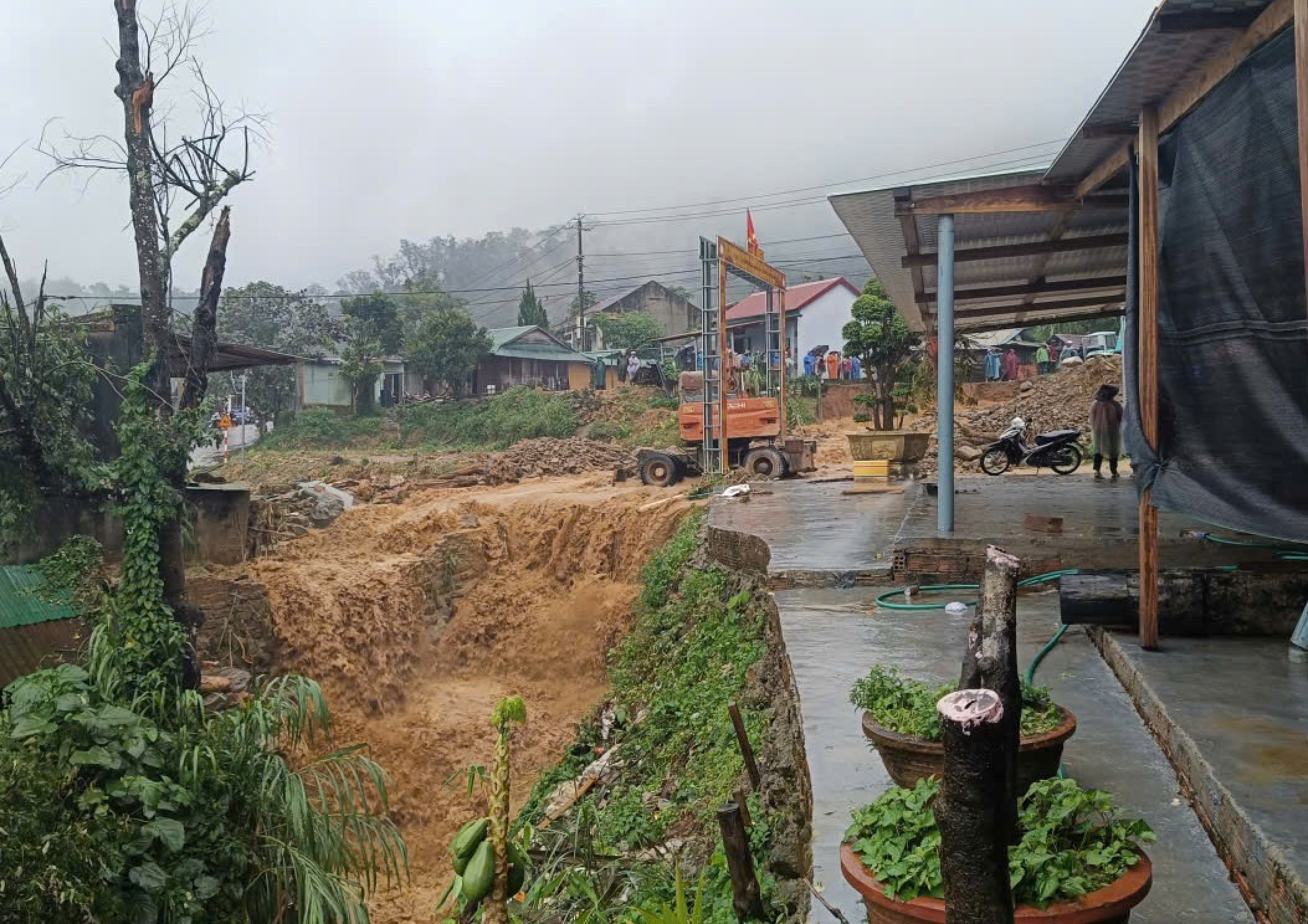 大雨、山体滑坡、洪水围困,广南省多地让学生停课,疏散居民